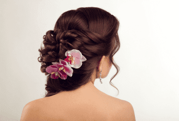 Servicio de peinado, mujer con peinado de flores